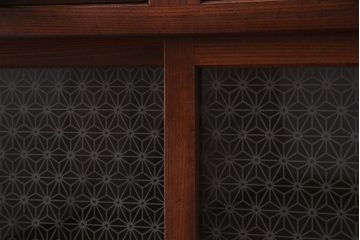 アンティーク家具　前面ケヤキ材　モールガラス・当店オリジナルガラス入り　杢目が目を引くキャビネット(収納棚、戸棚)(R-037434)