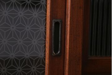 アンティーク家具　前面ケヤキ材　モールガラス・当店オリジナルガラス入り　杢目が目を引くキャビネット(収納棚、戸棚)(R-037434)