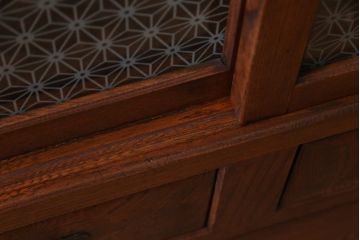 アンティーク家具　前面ケヤキ材　モールガラス・当店オリジナルガラス入り　杢目が目を引くキャビネット(収納棚、戸棚)(R-037434)