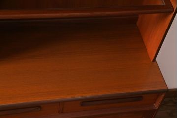 ヴィンテージ家具　イギリスビンテージ　G-PLAN(ジープラン)　洗練されたシルエットのサイドボード(サイドキャビネット)(R-037436)