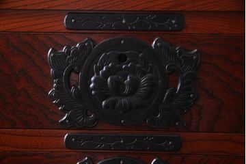 中古　岩谷堂箪笥　ケヤキ材　引き出し10杯　荘厳な印象を与える重宝箪笥(着物箪笥、呉服箪笥、小袖箪笥)(定価約65万円)(R-037437)