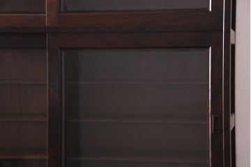 中古　北海道民芸家具　和洋折衷のシックな引き戸食器棚(カップボード、収納棚)(定価約41万円)(R-037438)