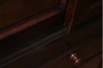 中古　北海道民芸家具　和洋折衷のシックな引き戸食器棚(カップボード、収納棚)(定価約41万円)(R-037438)