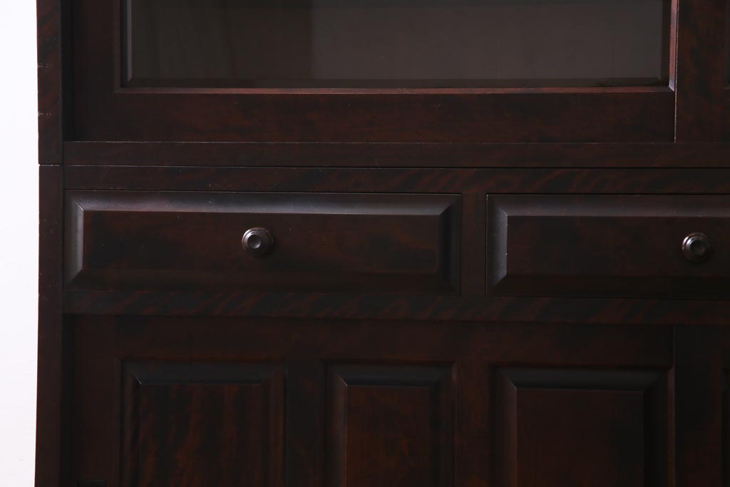 中古　北海道民芸家具　和洋折衷のシックな引き戸食器棚(カップボード、収納棚)(定価約41万円)(R-037438)