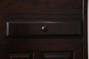 中古　北海道民芸家具　和洋折衷のシックな引き戸食器棚(カップボード、収納棚)(定価約41万円)(R-037438)