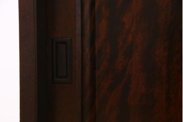 中古　北海道民芸家具　和洋折衷のシックな引き戸食器棚(カップボード、収納棚)(定価約41万円)(R-037438)