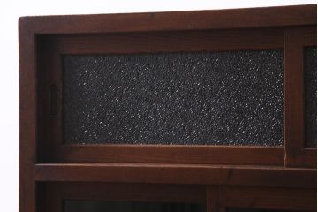 アンティーク家具　ダイヤガラス入り　前面ケヤキ材　黒柿がアクセントの茶棚(収納棚、戸棚)(R-037444)