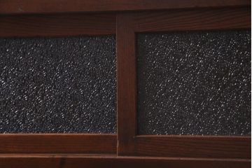 アンティーク家具　ダイヤガラス入り　前面ケヤキ材　黒柿がアクセントの茶棚(収納棚、戸棚)(R-037444)