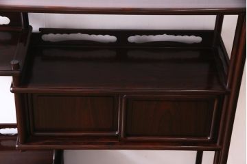 中古　伝統工芸品　大阪唐木指物　在銘　紫檀(シタン)材　漆塗り　飾り棚(違い棚、茶棚)(定価約220万円)(R-037461)