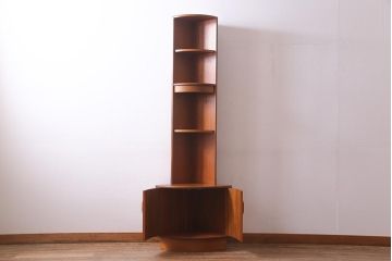ヴィンテージ家具　G-PLAN(ジープラン)　北欧家具　チーク材　コーナーキャビネット(コーナーシェルフ、棚、戸棚、ビンテージ)(R-037484)