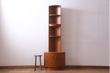 ヴィンテージ家具　G-PLAN(ジープラン)　北欧家具　チーク材　照明付き　コーナーキャビネット(コーナーシェルフ、棚、戸棚、ビンテージ)(R-037485)
