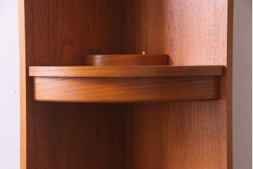ヴィンテージ家具　G-PLAN(ジープラン)　北欧家具　チーク材　照明付き　コーナーキャビネット(コーナーシェルフ、棚、戸棚、ビンテージ)(R-037485)