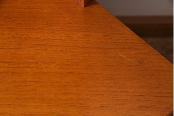 ヴィンテージ家具　G-PLAN(ジープラン)　北欧家具　チーク材　照明付き　コーナーキャビネット(コーナーシェルフ、棚、戸棚、ビンテージ)(R-037485)