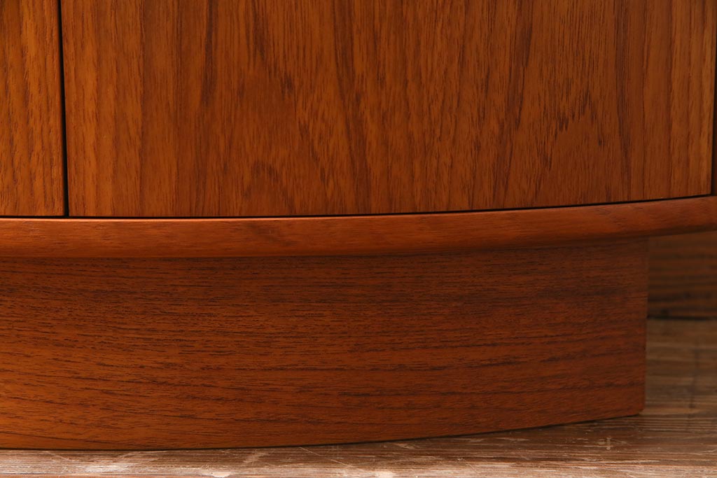 ヴィンテージ家具　G-PLAN(ジープラン)　北欧家具　チーク材　照明付き　コーナーキャビネット(コーナーシェルフ、棚、戸棚、ビンテージ)(R-037485)