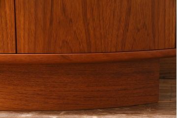 ヴィンテージ家具　G-PLAN(ジープラン)　北欧家具　チーク材　照明付き　コーナーキャビネット(コーナーシェルフ、棚、戸棚、ビンテージ)(R-037485)