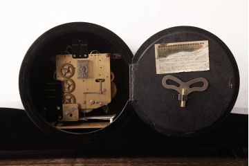アンティーク雑貨　レトロ　SEIKO(セイコー)　手巻き式　THREE CHIMES　7JEWELS　置き時計(古時計、テンプ)(R-037489)