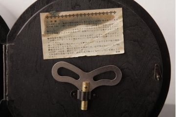 アンティーク雑貨　レトロ　SEIKO(セイコー)　手巻き式　THREE CHIMES　7JEWELS　置き時計(古時計、テンプ)(R-037489)