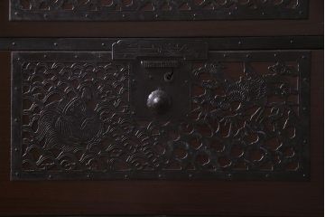 アンティーク家具　和製アンティーク　前面桐材　佐渡箪笥　脚付きリメイク　風格漂う箪笥サイドボード(R-037493、桐箪笥、桐たんす)