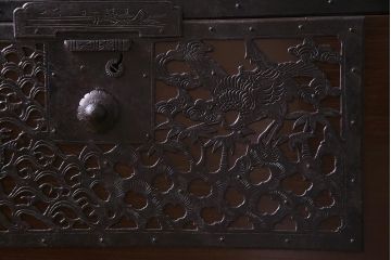 アンティーク家具　和製アンティーク　前面桐材　佐渡箪笥　脚付きリメイク　風格漂う箪笥サイドボード(R-037493、桐箪笥、桐たんす)