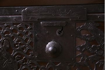 アンティーク家具　和製アンティーク　前面桐材　佐渡箪笥　脚付きリメイク　風格漂う箪笥サイドボード(R-037493、桐箪笥、桐たんす)