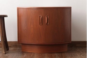 ヴィンテージ家具　北欧ビンテージ　G-PLAN(ジープラン)　Fresco(フレスコ)シリーズ　チーク材があたたかな印象のコーナーキャビネット(R-037503)