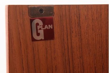 ヴィンテージ家具　北欧ビンテージ　G-PLAN(ジープラン)　Fresco(フレスコ)シリーズ　チーク材があたたかな印象のコーナーキャビネット(R-037503)