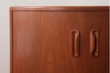 ヴィンテージ家具　北欧ビンテージ　G-PLAN(ジープラン)　Fresco(フレスコ)シリーズ　チーク材があたたかな印象のコーナーキャビネット(R-037503)