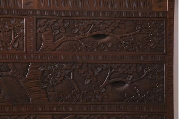中古　伝統工芸　大坂屋製　軽井沢彫り　桜の彫りが優美なチェスト(衣装箪笥、洋服タンス)(R-037526)