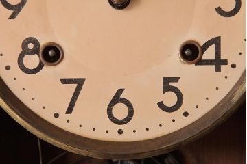 ビンテージ雑貨　堀田時計店　N.H.T　ゼンマイ式　アンティークペイントがおしゃれな振り子掛時計(柱時計、壁掛け時計)(R-037529)