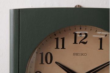 レトロ雑貨　SEIKO(セイコー)　ゼンマイ式　カレンダー付き　レトロなペイントがおしゃれな掛け時計(柱時計、振り子時計)(R-037532)