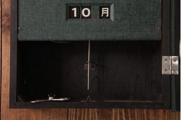 レトロ雑貨　SEIKO(セイコー)　ゼンマイ式　カレンダー付き　レトロなペイントがおしゃれな掛け時計(柱時計、振り子時計)(R-037532)