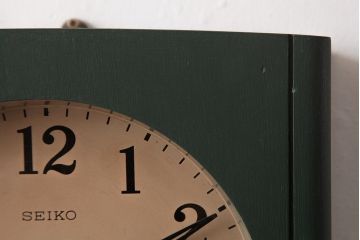 レトロ雑貨　SEIKO(セイコー)　ゼンマイ式　カレンダー付き　レトロなペイントがおしゃれな掛け時計(柱時計、振り子時計)(R-037532)