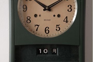 レトロ雑貨　SEIKO(セイコー)　ゼンマイ式　カレンダー付き　レトロなペイントがおしゃれな掛け時計(柱時計、振り子時計)(R-037532)