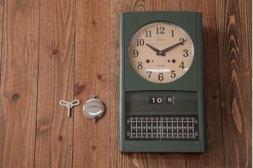レトロ雑貨　SEIKO(セイコー)　ゼンマイ式　カレンダー付き　レトロなペイントがおしゃれな掛け時計(柱時計、振り子時計)(R-037532)