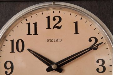 レトロ雑貨　SEIKO(セイコー)　ゼンマイ式　カレンダー付き　レトロなペイントがおしゃれな掛け時計(柱時計、振り子時計)(R-037532)