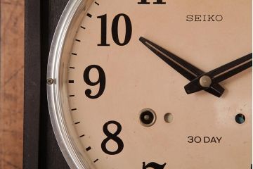 レトロ雑貨　SEIKO(セイコー)　ゼンマイ式　カレンダー付き　レトロなペイントがおしゃれな掛け時計(柱時計、振り子時計)(R-037532)