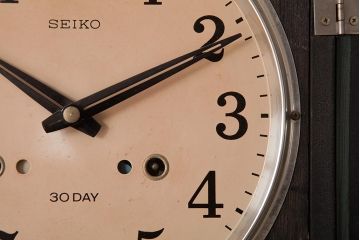 レトロ雑貨　SEIKO(セイコー)　ゼンマイ式　カレンダー付き　レトロなペイントがおしゃれな掛け時計(柱時計、振り子時計)(R-037532)