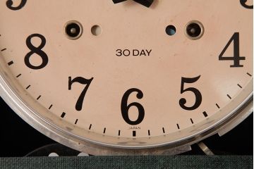 レトロ雑貨　SEIKO(セイコー)　ゼンマイ式　カレンダー付き　レトロなペイントがおしゃれな掛け時計(柱時計、振り子時計)(R-037532)