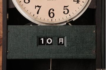レトロ雑貨　SEIKO(セイコー)　ゼンマイ式　カレンダー付き　レトロなペイントがおしゃれな掛け時計(柱時計、振り子時計)(R-037532)