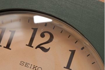 レトロ雑貨　SEIKO(セイコー)　ゼンマイ式　カレンダー付き　レトロなペイントがおしゃれな掛け時計(柱時計、振り子時計)(R-037532)
