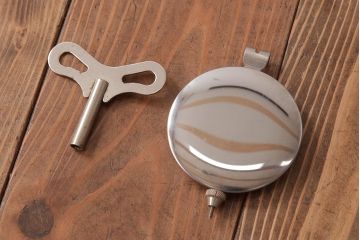 レトロ雑貨　SEIKO(セイコー)　ゼンマイ式　カレンダー付き　レトロなペイントがおしゃれな掛け時計(柱時計、振り子時計)(R-037532)