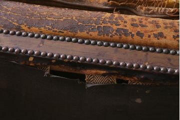 ジャンク品　アンティーク家具　本革　1人掛けウイングバックソファ(ウィングバック、ハイバックソファ、一人掛け、ディスプレイ)(R-037535)