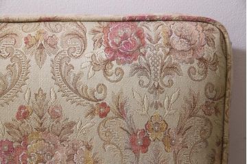 ヴィンテージ家具　イギリスビンテージ　ERCOL(アーコール)　Old Colonial(オールドコロニアル)　ニレ材　シックな佇まいのイージーチェア(アームソファ、1人掛けソファ)(R-037536)
