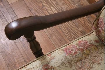 ヴィンテージ家具　イギリスビンテージ　ERCOL(アーコール)　Old Colonial(オールドコロニアル)　ニレ材　シックな佇まいのイージーチェア(アームソファ、1人掛けソファ)(R-037536)