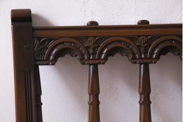 ヴィンテージ家具　イギリスビンテージ　ERCOL(アーコール)　Old Colonial(オールドコロニアル)　ニレ材　シックな佇まいのイージーチェア(アームソファ、1人掛けソファ)(R-037536)