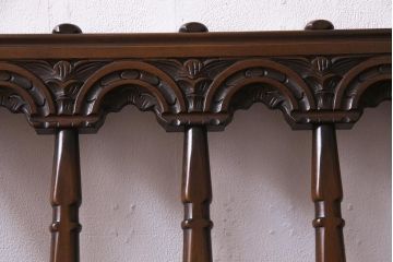 ヴィンテージ家具　イギリスビンテージ　ERCOL(アーコール)　Old Colonial(オールドコロニアル)　ニレ材　シックな佇まいのイージーチェア(アームソファ、1人掛けソファ)(R-037536)