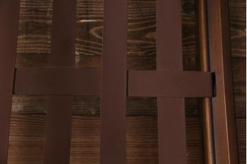 ヴィンテージ家具　イギリスビンテージ　ERCOL(アーコール)　Old Colonial(オールドコロニアル)　ニレ材　シックな佇まいのイージーチェア(アームソファ、1人掛けソファ)(R-037536)