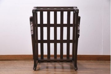 ヴィンテージ家具　イギリスビンテージ　ERCOL(アーコール)　Old Colonial(オールドコロニアル)　ニレ材　シックな佇まいのイージーチェア(アームソファ、1人掛けソファ)(R-037536)