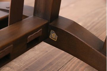 ヴィンテージ家具　イギリスビンテージ　ERCOL(アーコール)　Old Colonial(オールドコロニアル)　ニレ材　シックな佇まいのイージーチェア(アームソファ、1人掛けソファ)(R-037536)