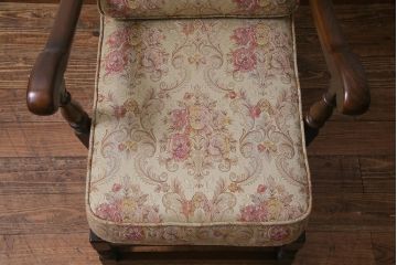 ヴィンテージ家具　イギリスビンテージ　ERCOL(アーコール)　Old Colonial(オールドコロニアル)　ニレ材　シックな佇まいのイージーチェア(アームソファ、1人掛けソファ)(R-037537)